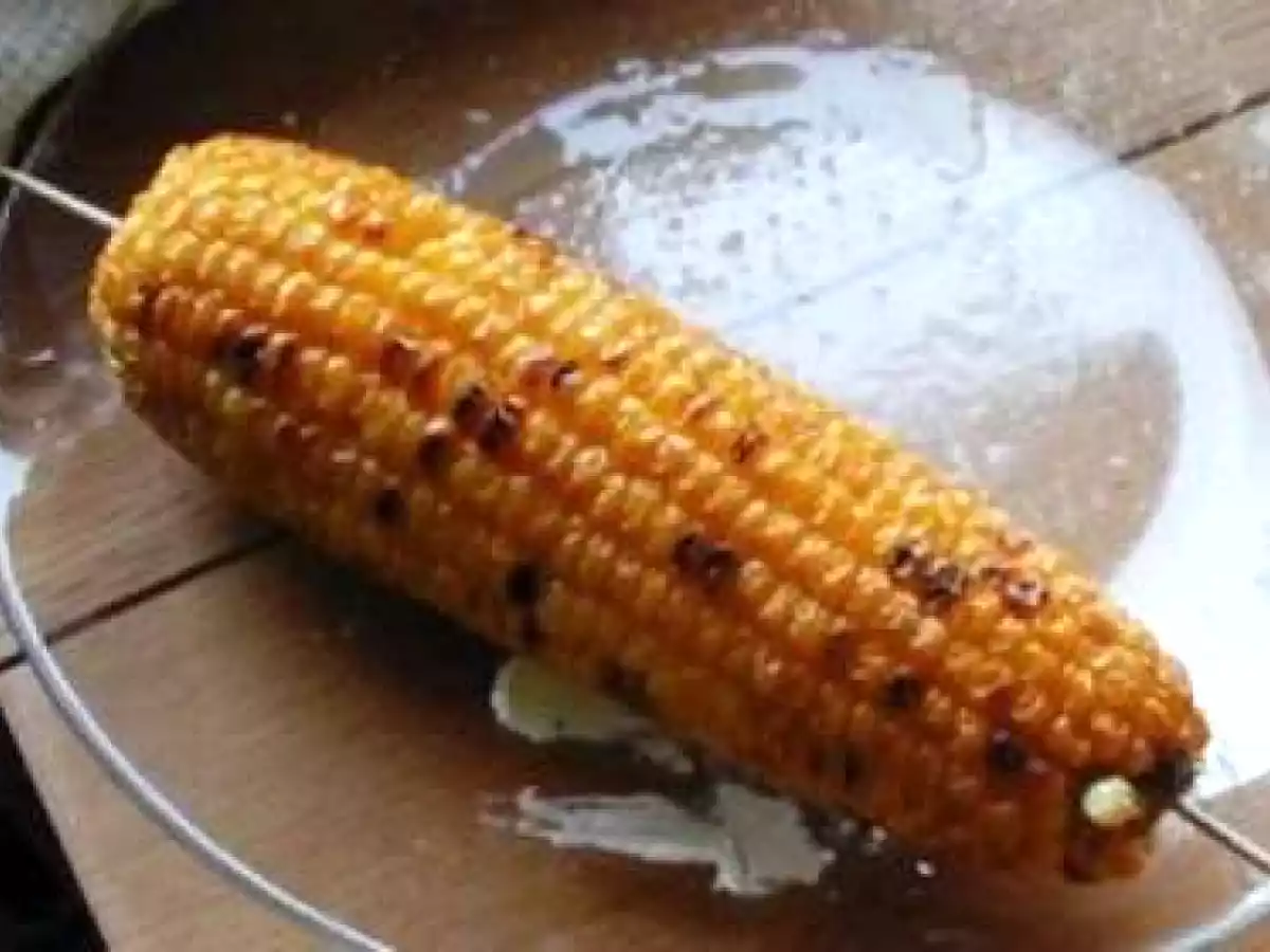 Epis de maïs grillés au feu de bois