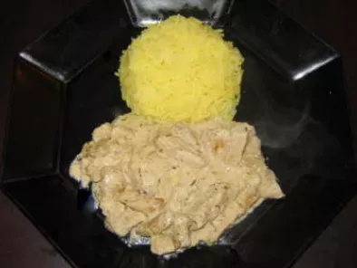 Escalope de poulet à la crème de champignon et son riz safrané
