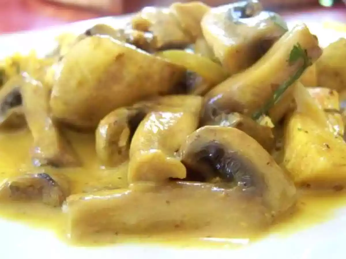 Escalope de poulet aux champignons et à la crème safranée et coriandre