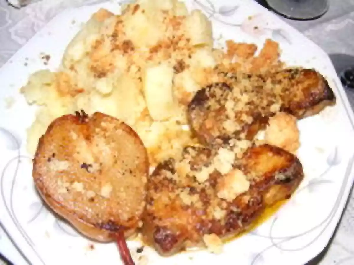 ESCALOPES DE FOIE GRAS ET LEUR CRUMBLE, POIRES CARAMÉLISÉES
