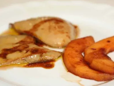 Escalopes de foie gras frais poêlées au melon flambé au porto