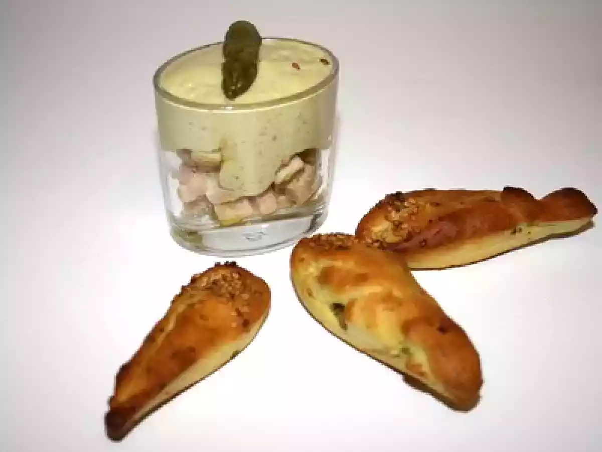 Espuma d'asperges vertes sur cubes de poulet grillés