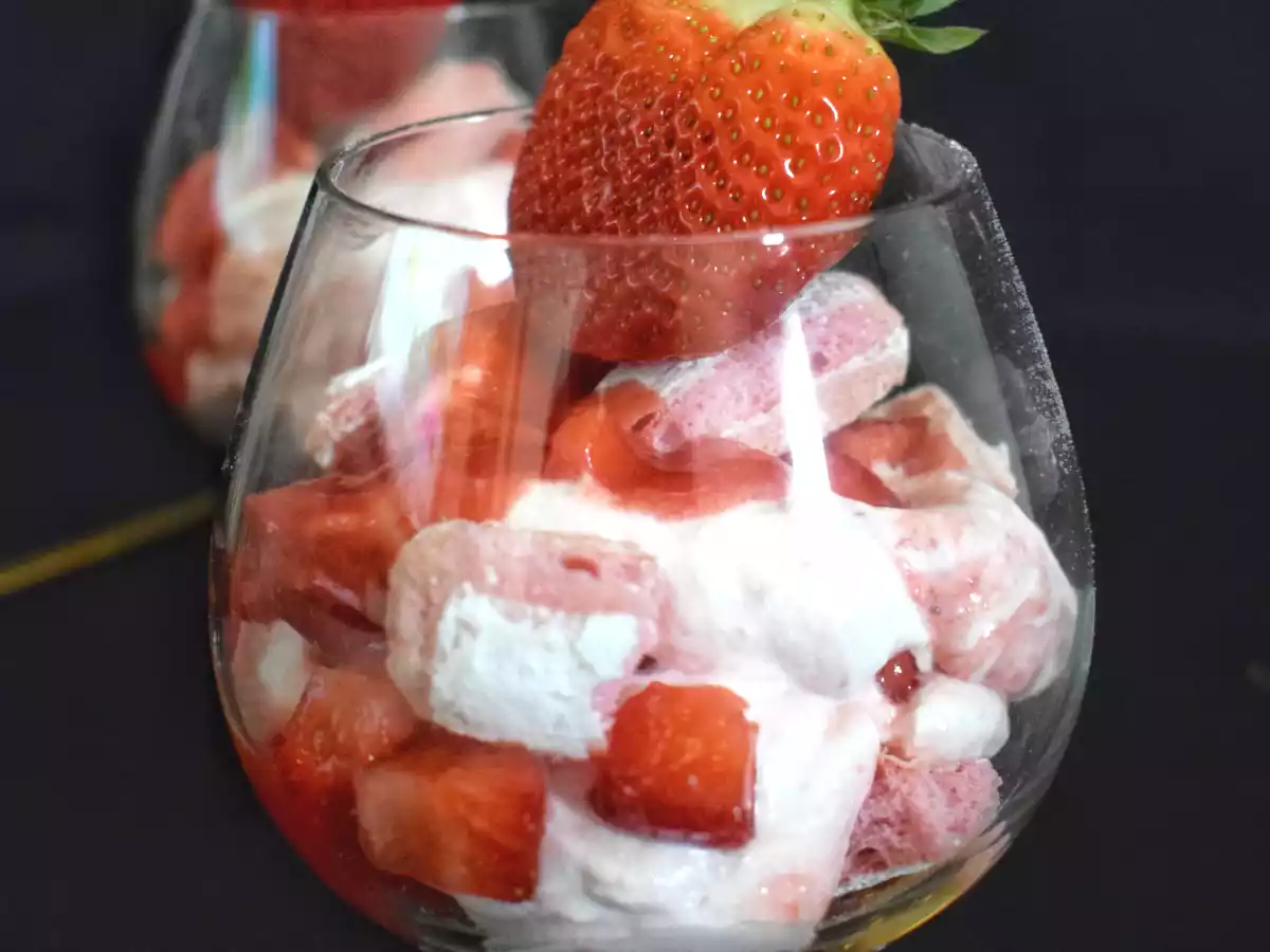 Eton Mess revisité aux biscuits roses et aux fraises
