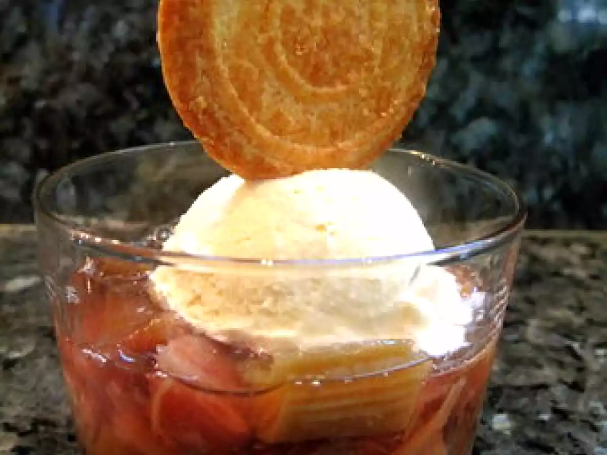 Extraordinaire compote de rhubarbe aux fraises et glace au gingembre confit