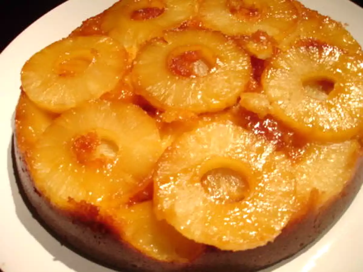 Famous gâteau renversé à l'ananas avec un peu de noix de coco