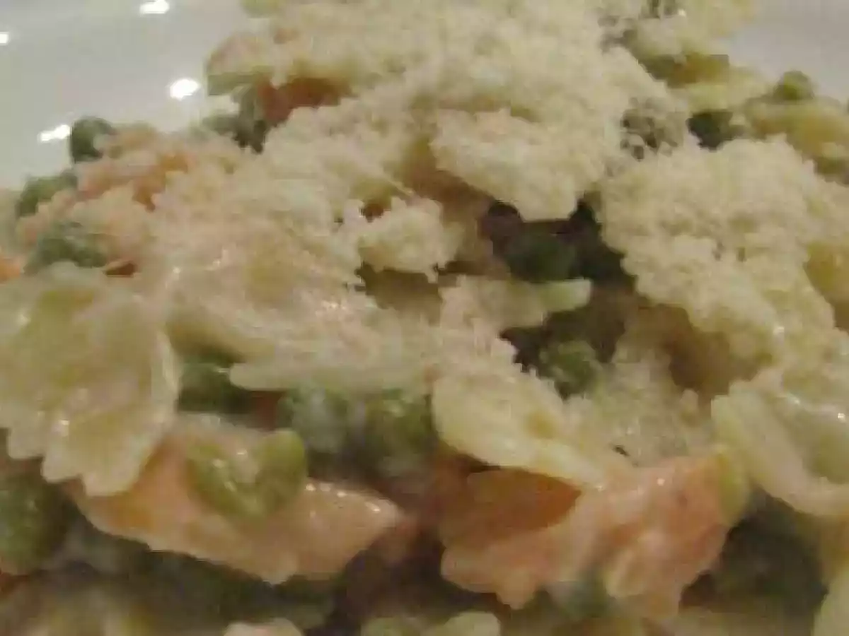 Farfalles au saumon fumé et petits pois - photo 2