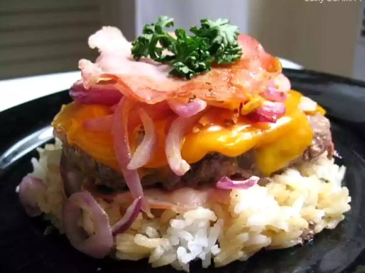 Fast food chic à la maison. Recette du bacon burger hyperprotéiné à demi-nu...