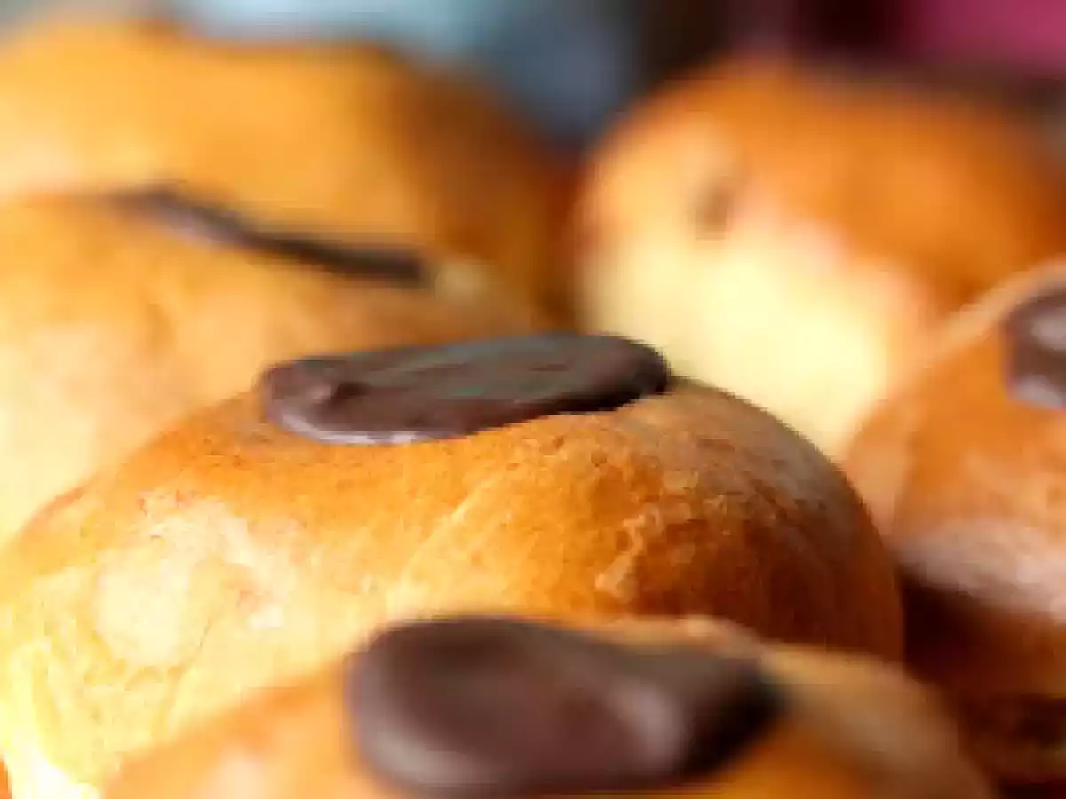 Fastelavnsboller ou brioches danoises fourrées pour Mardi gras