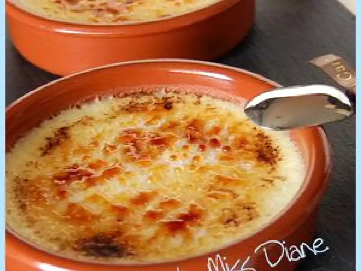Fausse crème brûlée et flan à la vanille et à la noix de coco avec coulis d'ananas