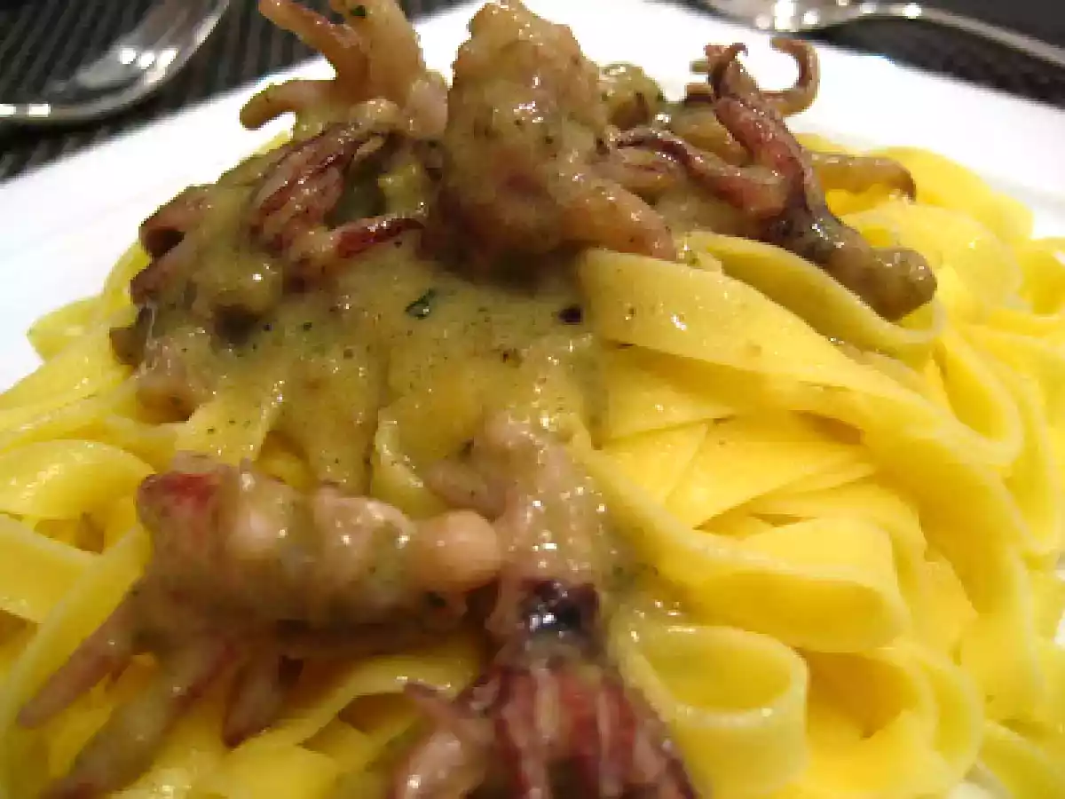 Fettuccine aux calamars, pesto au pain