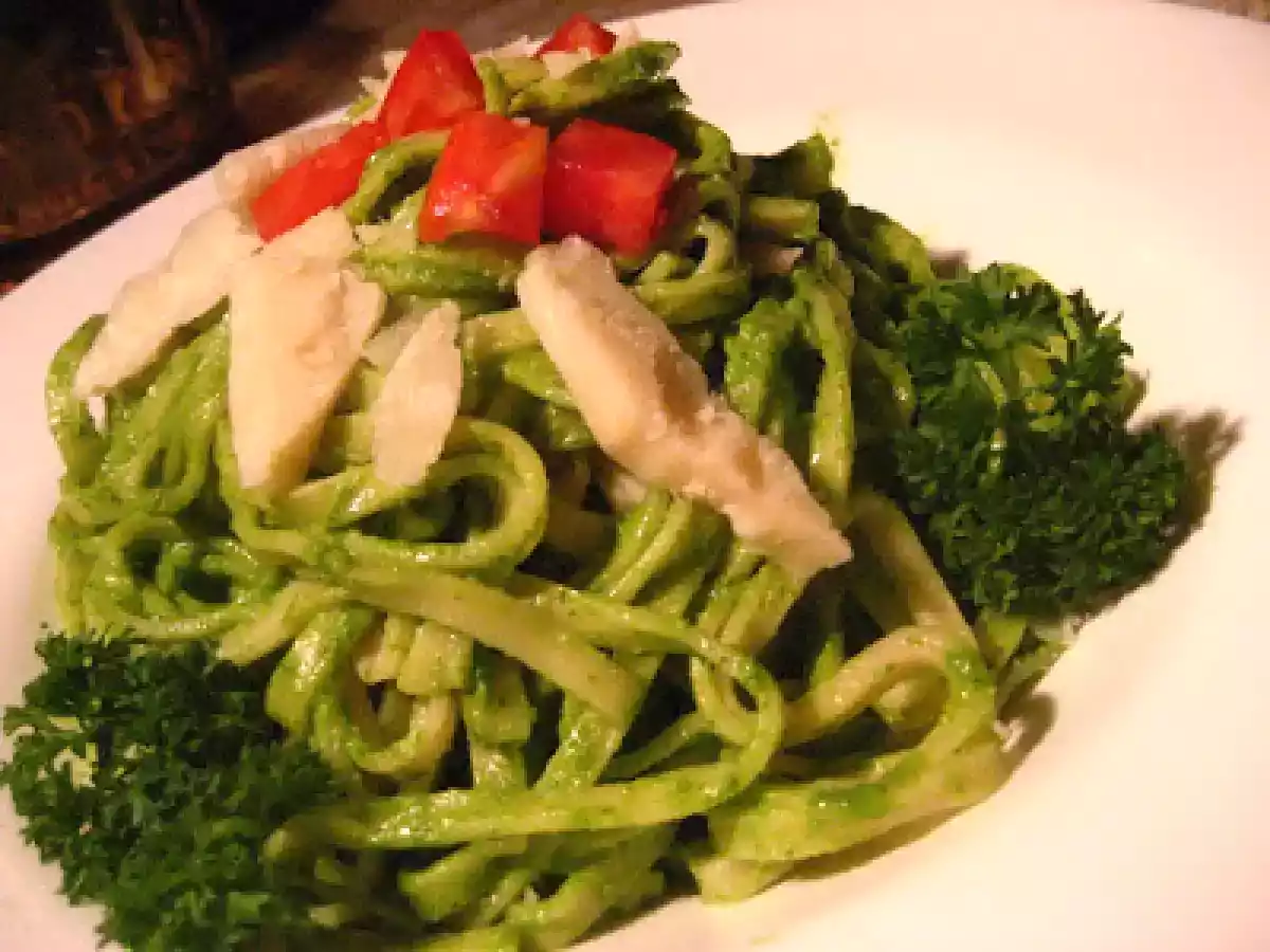 Fettuccine spinaci ou pâtes au pesto d'épinards