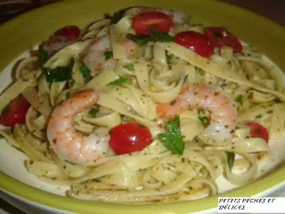 Fettucine au pesto, tomates cerises, crevettes