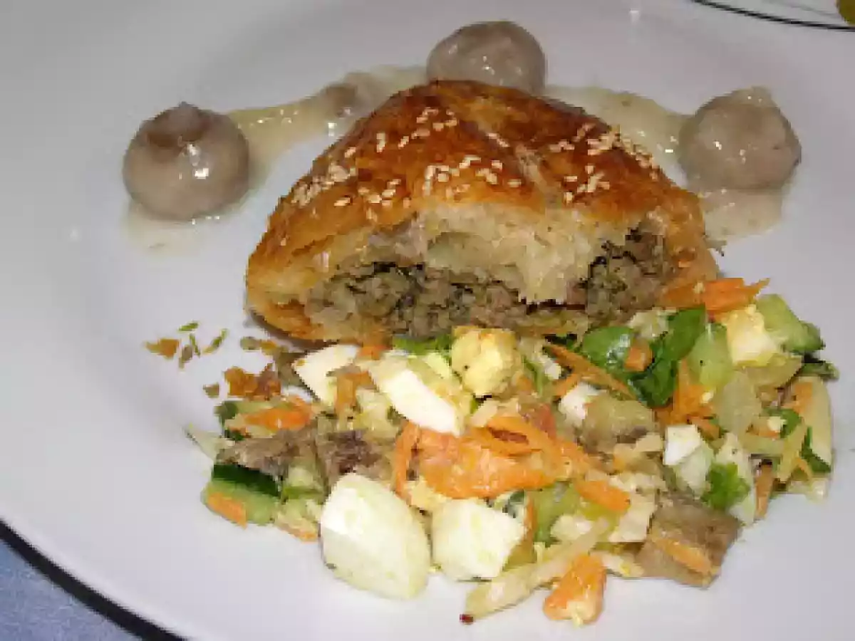 Feuilleté à la viande hachée et sauce aux champignons