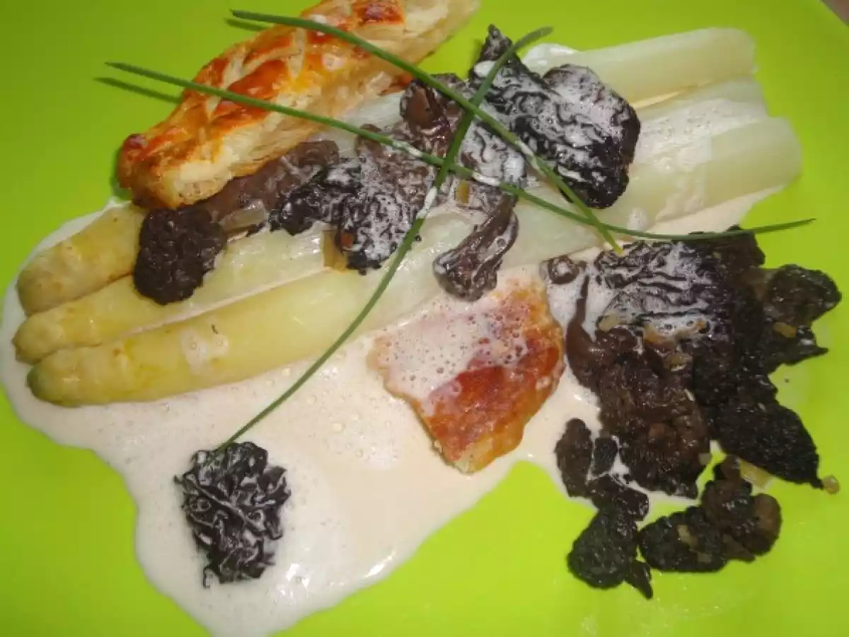 FEUILLETE D'ASPERGES AUX MORILLES