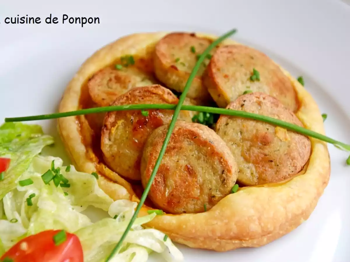 Feuilleté de boudin blanc sur un lit de confit de poivrons et moutarde à l'ail des ours