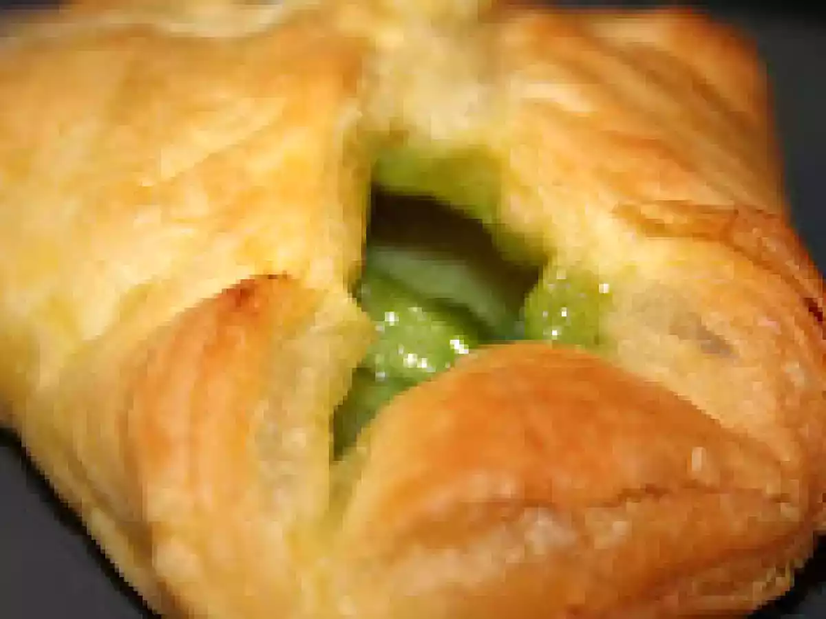 Feuilleté poire pistache et fève tonka.