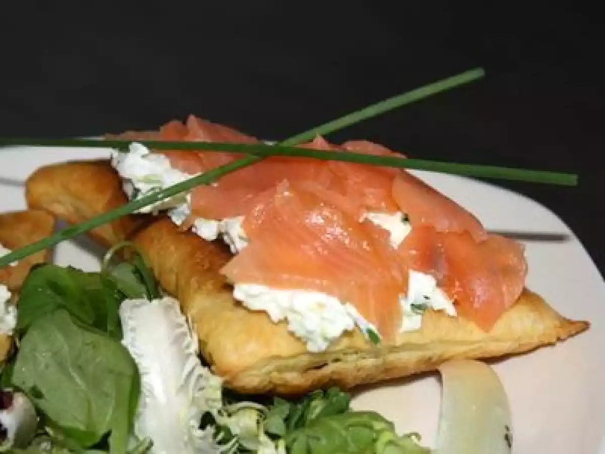 Feuilletés au saumon, pomme verte, concombre & ciboulette