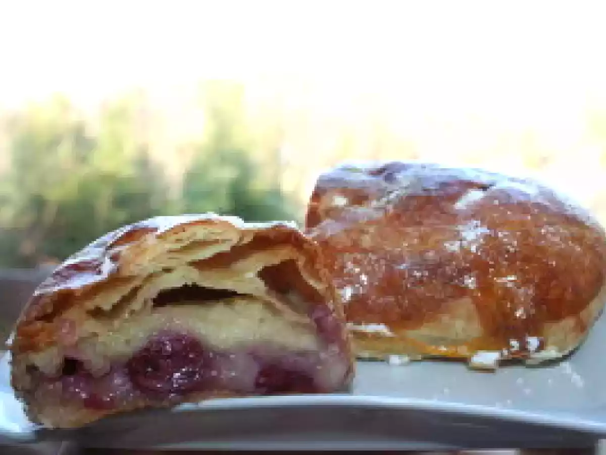 Feuilletés de massepain aux cerises du nord