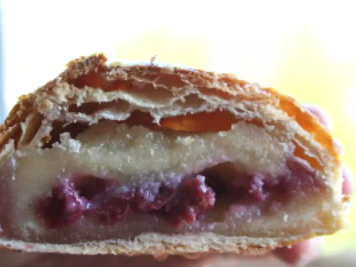 Feuilletés de massepain aux cerises du nord - photo 2