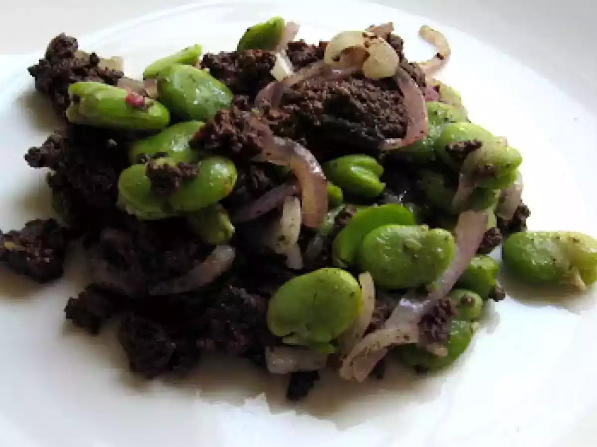 Fèves sautées au boudin et oignons rouges