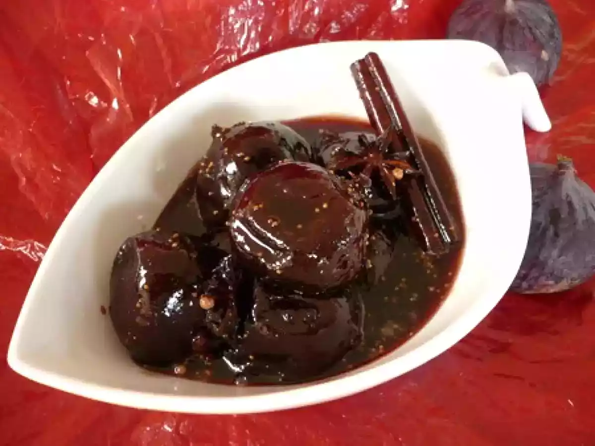 Figues confites au vin rouge et épices