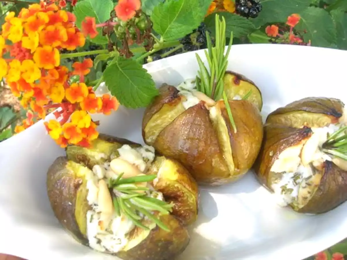 Figues rôties au fromage de chèvre, miel, romarin et huile d'olive