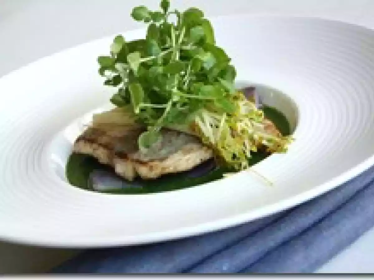 Filet de Bar au Coulis d'Epinard et Jeunes pousses