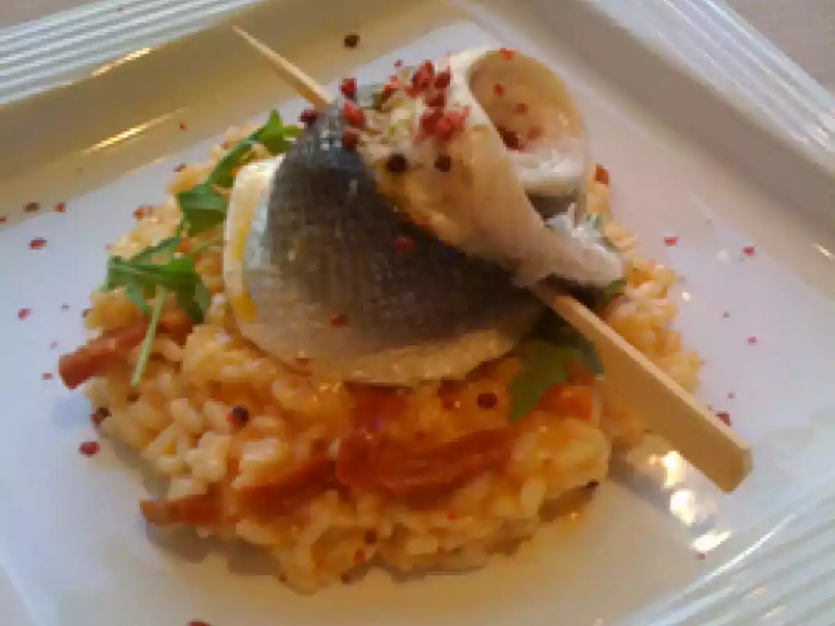 FILET DE BAR PESTO ROSSO Risotto aux tomates confites et chorizo