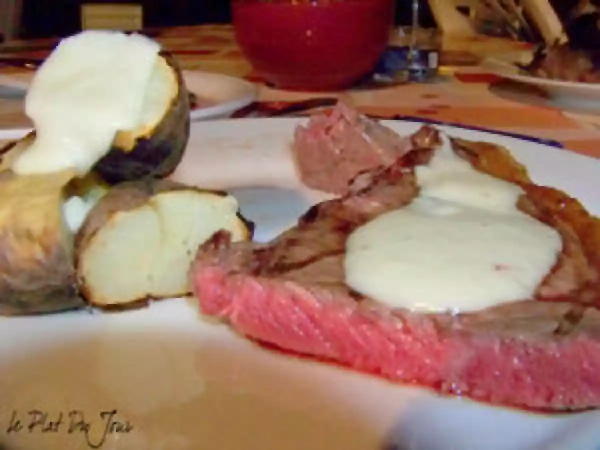 Filet de boeuf grillé, pommes de terre à la braise, sauce Coup de corne - photo 2