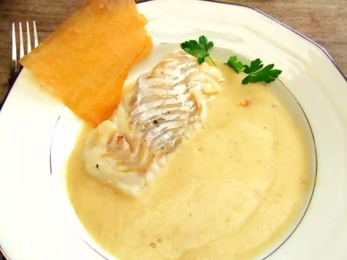 Filet de cabillaud, espuma de pommes de terre sarladaises