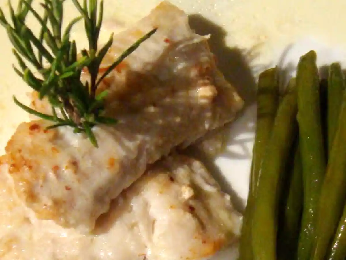 Filet de cabillaud ou de turbot, à la crème au camembert, haricots verts....