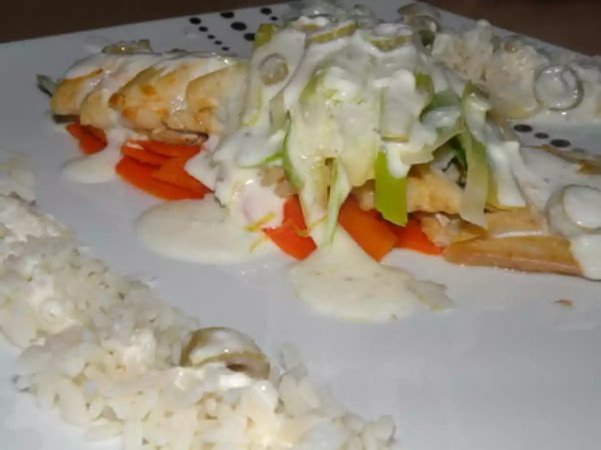 Filet de lieu noir sur lit de carotte et fondue de poireaux, sauce citronnée aux olives