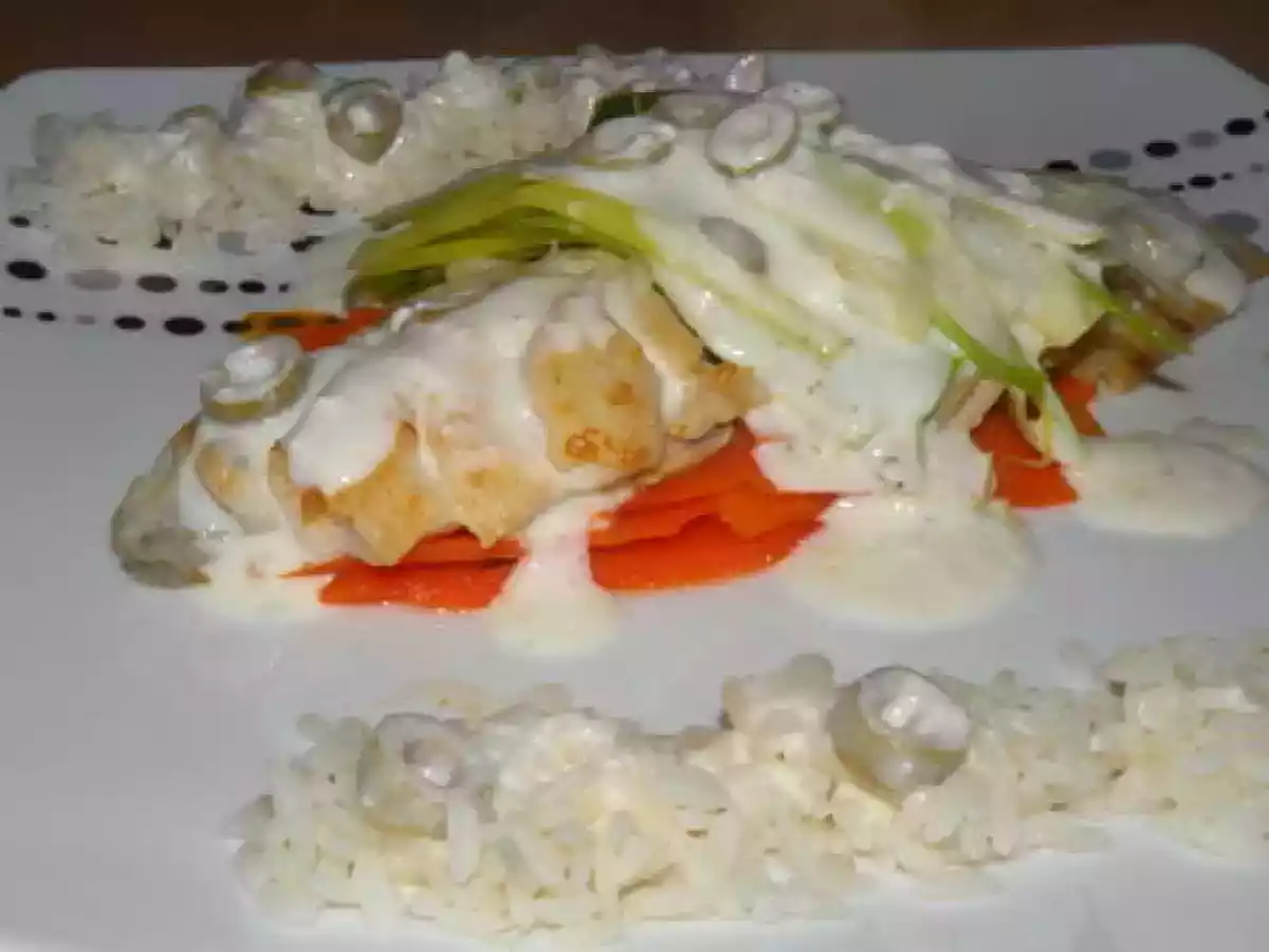 Filet de lieu noir sur lit de carotte et fondue de poireaux, sauce citronnée aux olives - photo 2