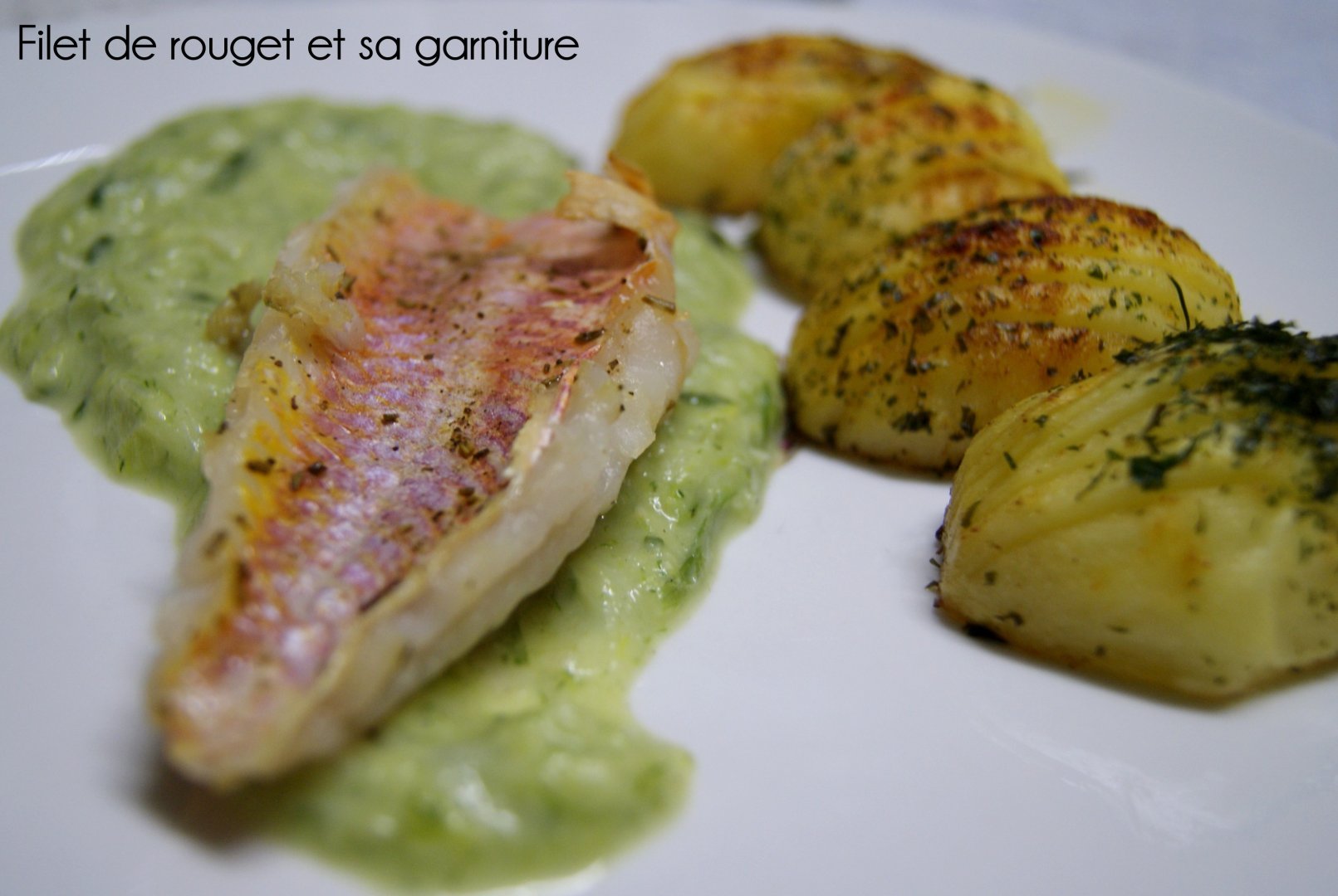 Filet de rouget grillé, poireaux à la crème et pommes de terre a