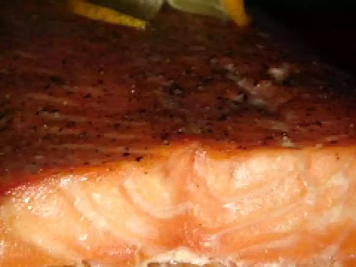 Filet de saumon grillé, sur planche de cèdre, sauce au concombre et à l' aneth - photo 2