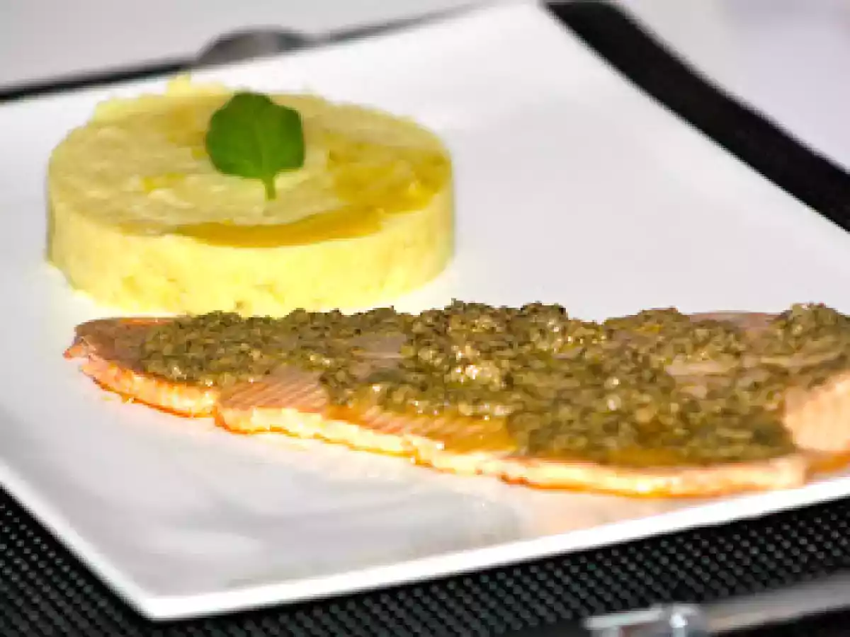 Filet de truite rôtie sur sa peau, émulsion aux herbettes