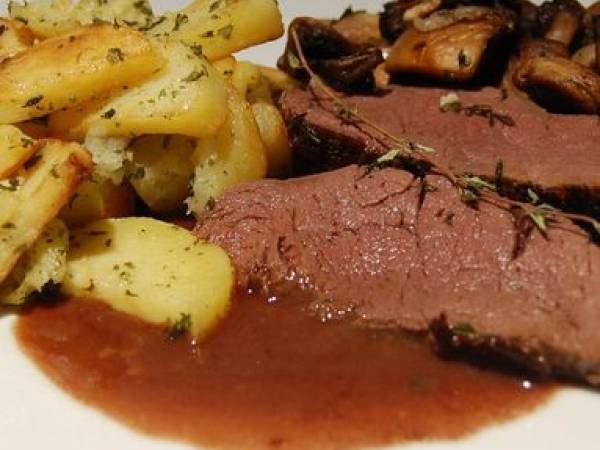 Filet mignon de wapiti, sauce à l'ail, pommes de terre et poêlée de champignons