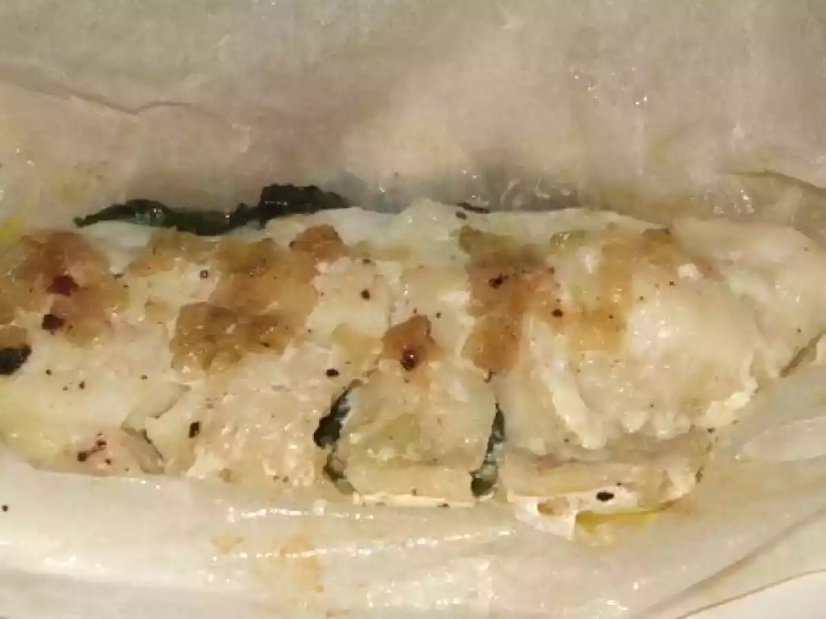 Filets de cabillaud aux pousses d'épinards en papillottes