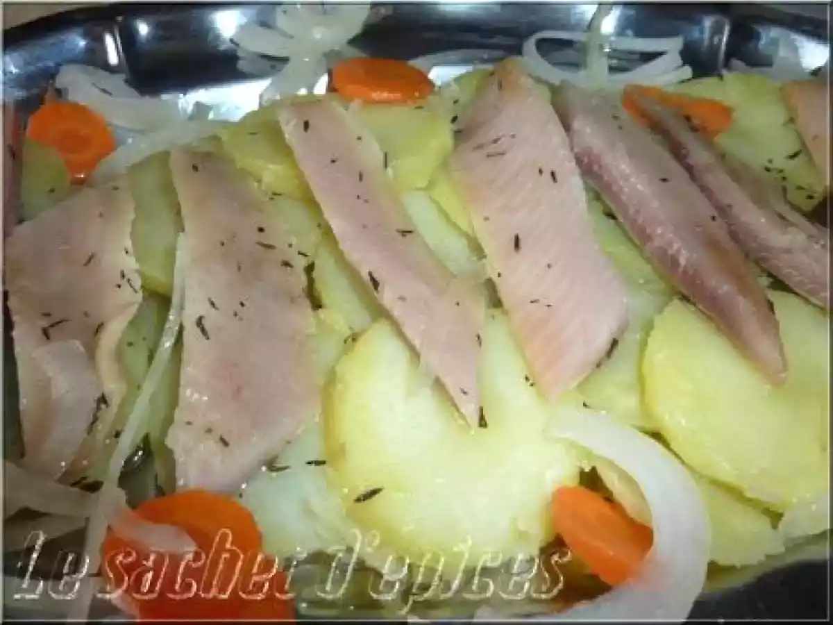 Filets de harengs fumés marinés sur lit de pommes de terre tièdes