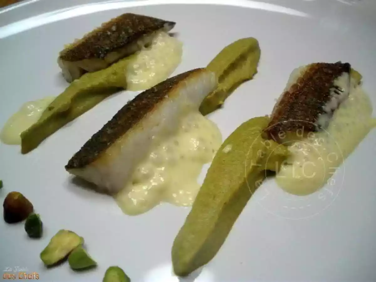 Filets de perche du lac Léman, émulsion citronnelle et gingembre, purée de pistache