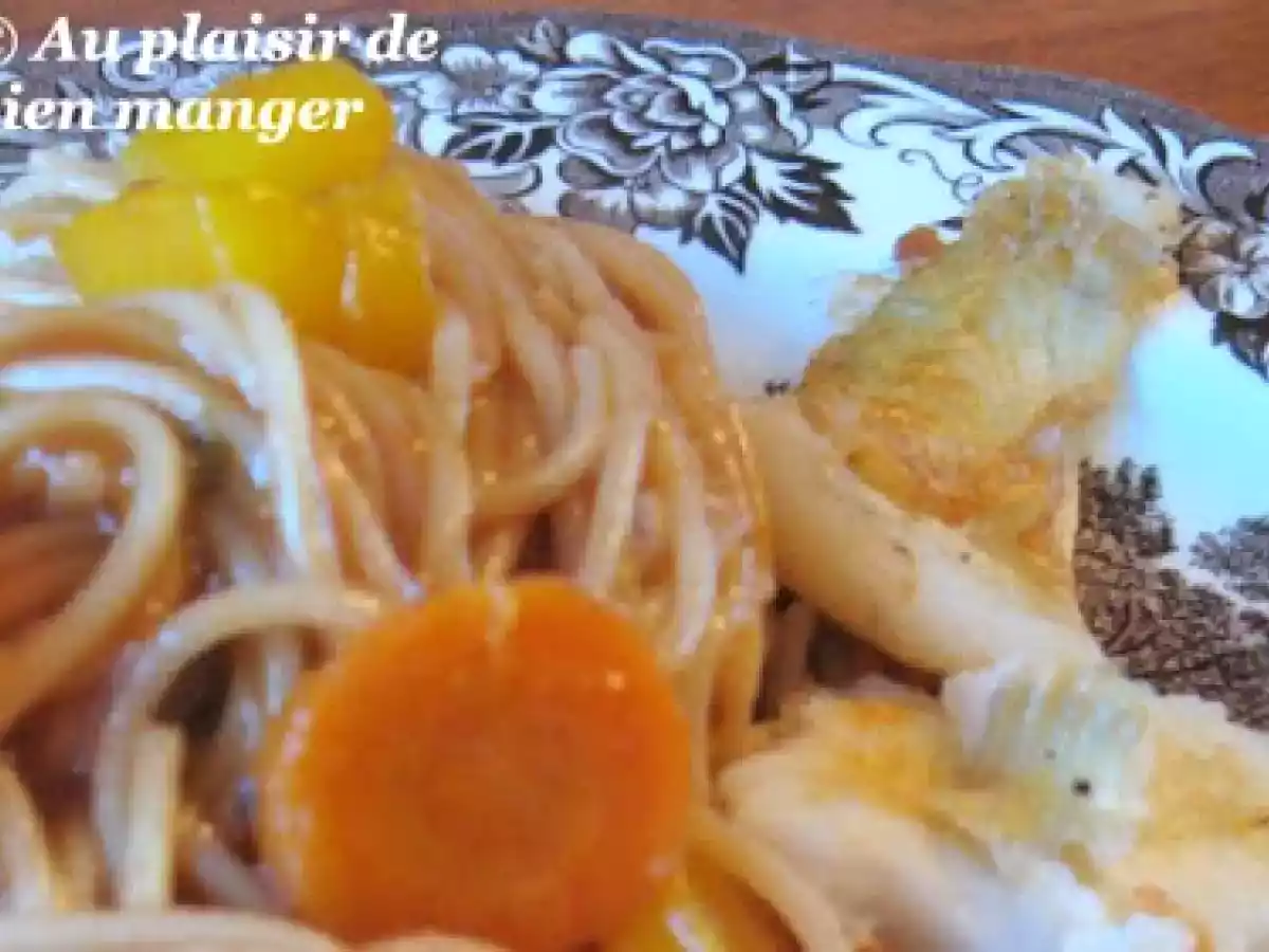 Filets de poisson à l'aigre-doux sur lit de nouilles aux légumes