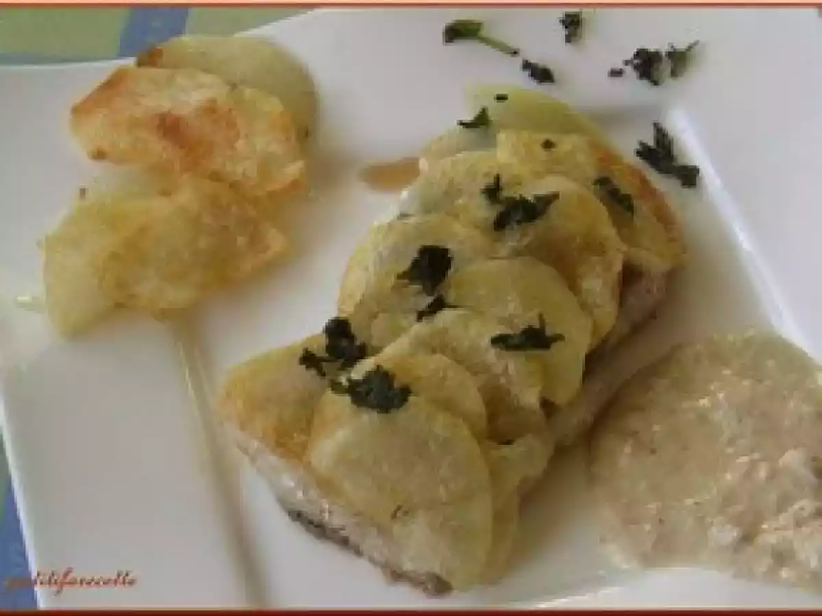 Filets de poisson en écailles de pommes de terre, sauce aux noix