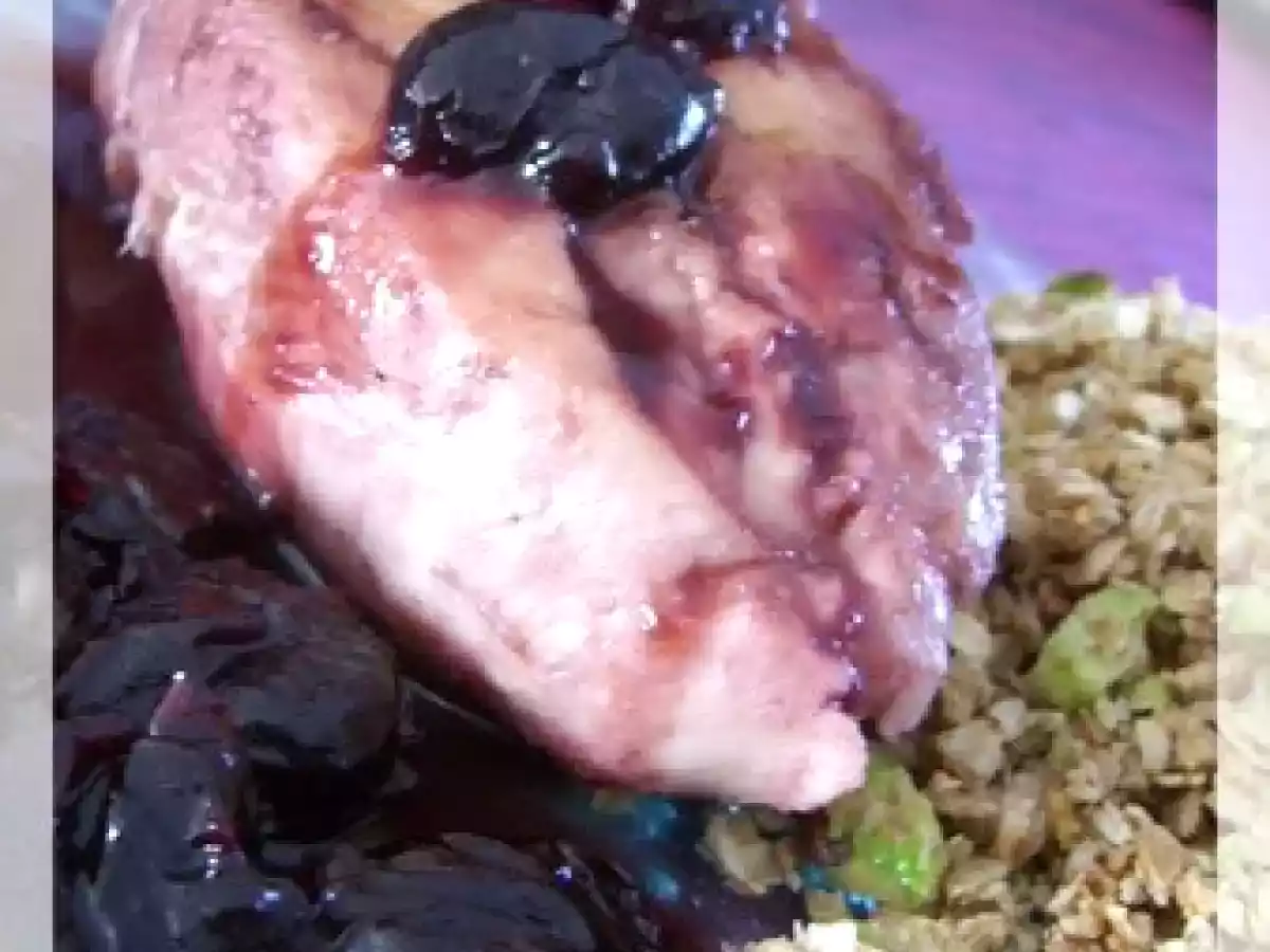 Filets de poulet aux cerises noires en crumble
