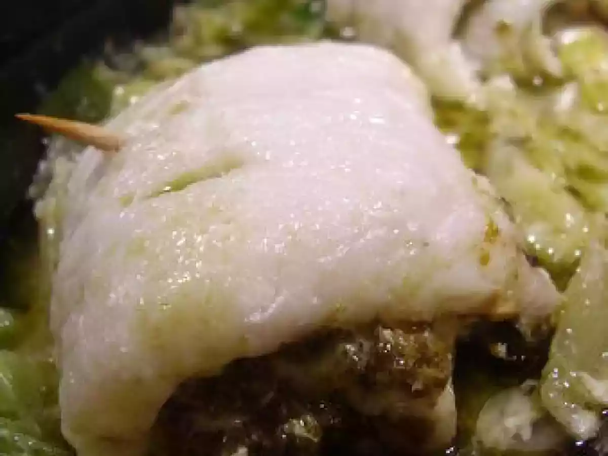 Filets de sabre roulés à la crème de roquette sur sa fondue de poireaux.