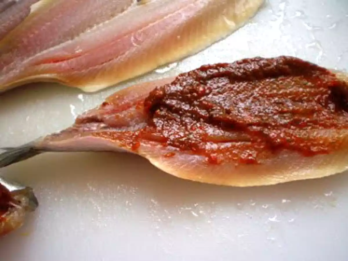 FILETS de SARDINES farcis aux PIQUILLOS, AIL et PERSIL