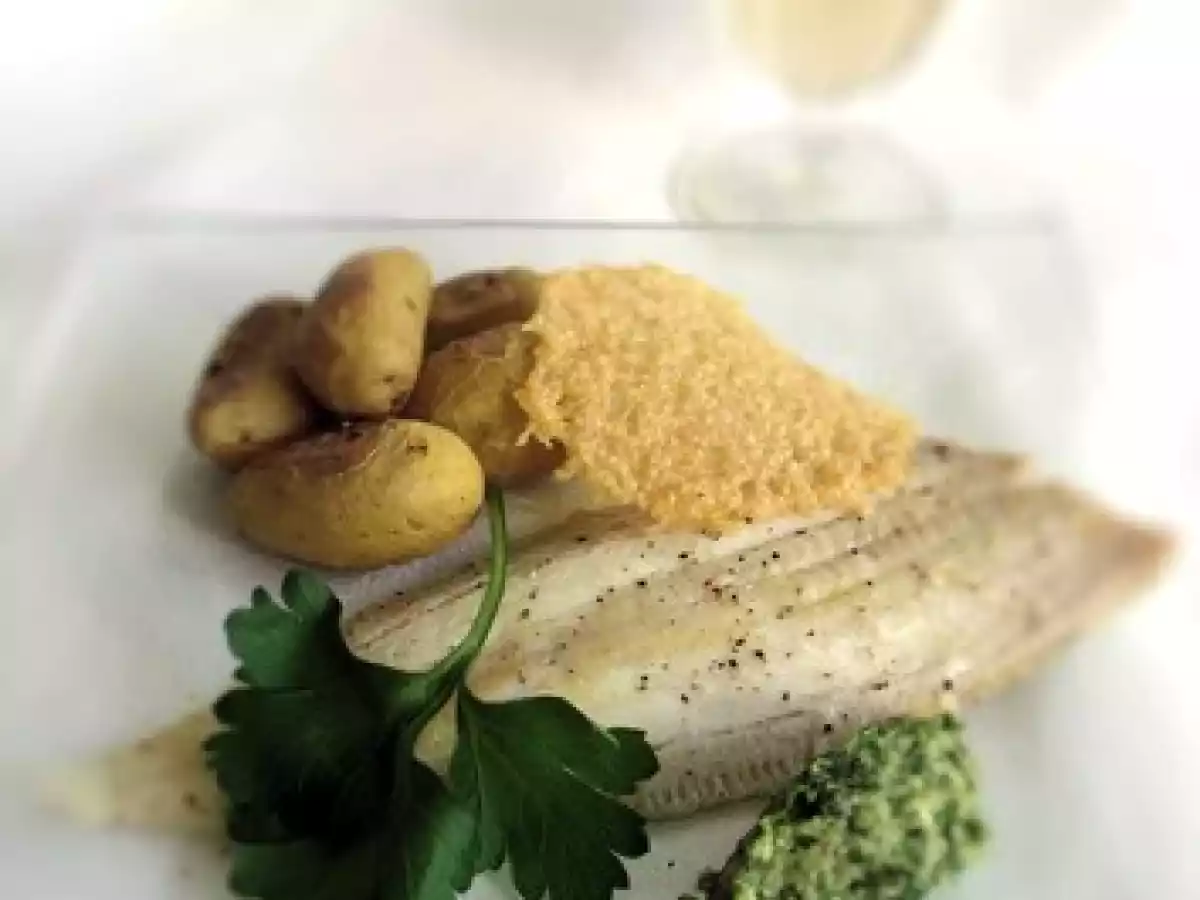 Filets de sole au pesto de coriandre, dentelles de parmesan