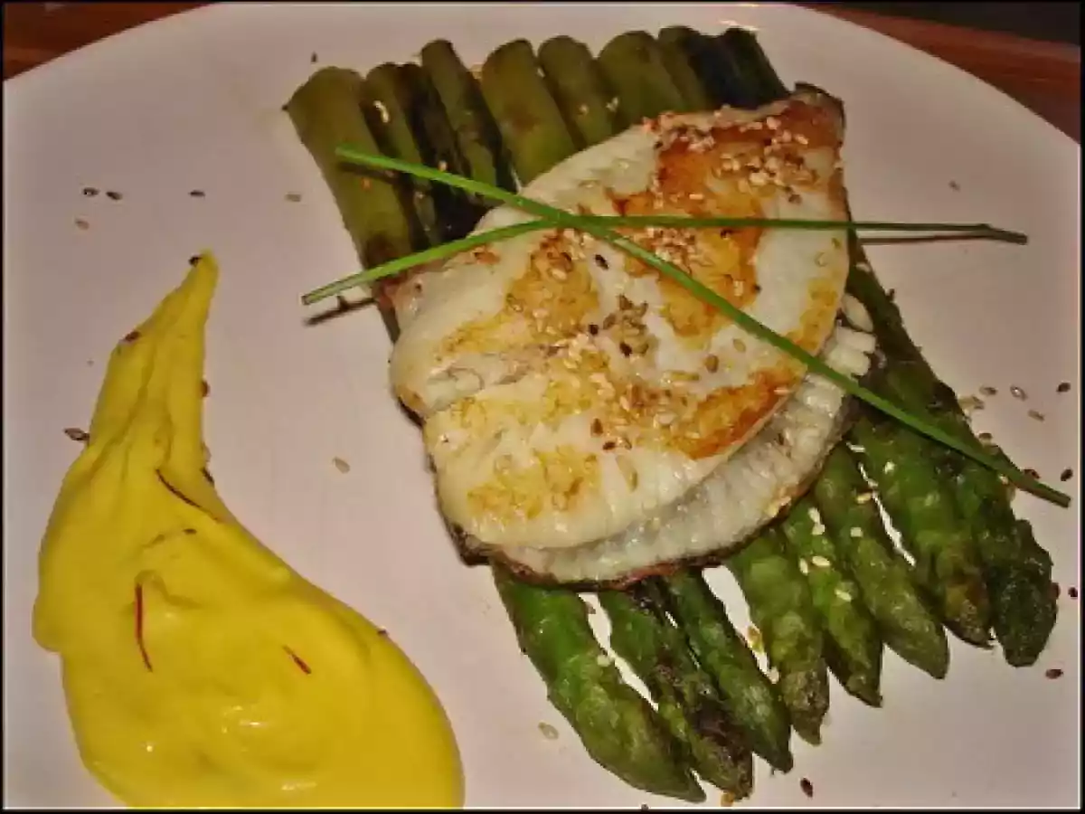 Filets de turbot, asperges grillées et crème au safran