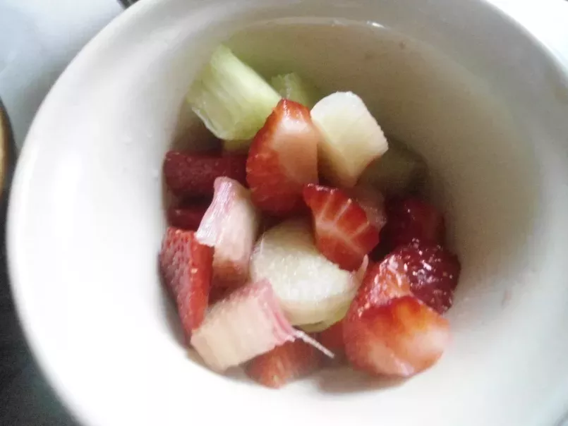 Flan à la rhubarbe et aux fraises - photo 2
