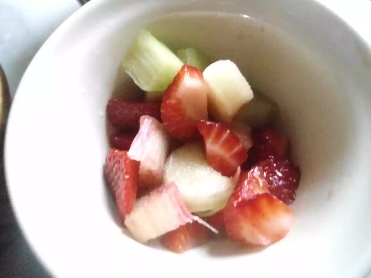 Flan à la rhubarbe et aux fraises - photo 2