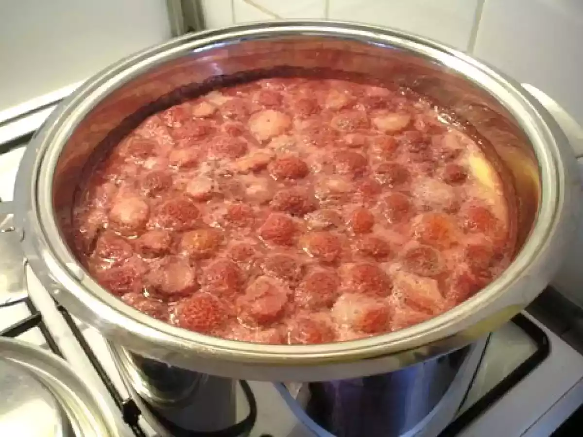 Flan à la vapeur : fraises et verveine